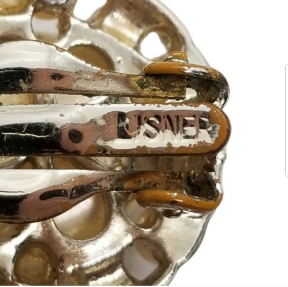 LISNER VINTAGE GOLDTONED & FAUX PEARL BUTTON STYLE CLIP ON EARRINGS - Picture 6 of 6